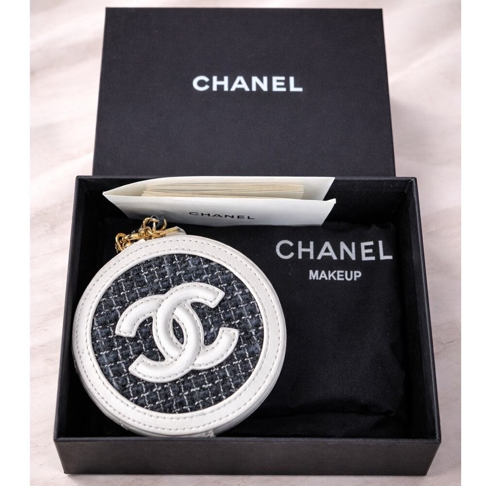 Chanel Makeup Tweed Quilted Round Filigree Pouch With Chain in white and black - Picture 2 of 5